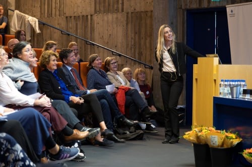 Kvinna föreläser framför publik